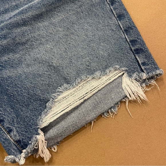 Women’s Levi’s 501 Distressed Jean Shorts Size 33 - Picture 2 of 13